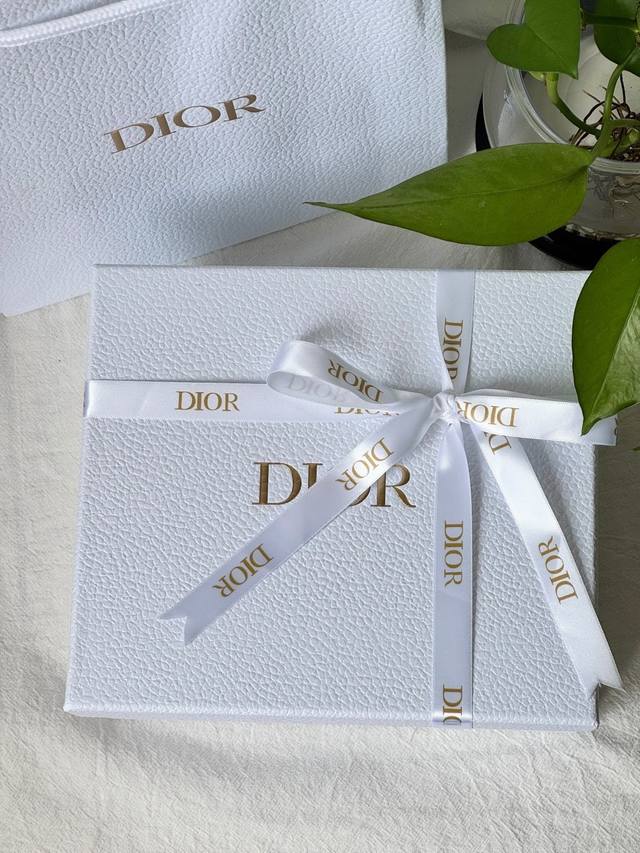 礼盒不优惠 ！ 配打包箱 #爱不必喧哗，真心自会抵达，低调的奢华中，暗藏炽热，简约的设计里，镌刻永恒，只献给独一无二的她# 甜心雪精灵丝绒999专柜礼盒 没有一