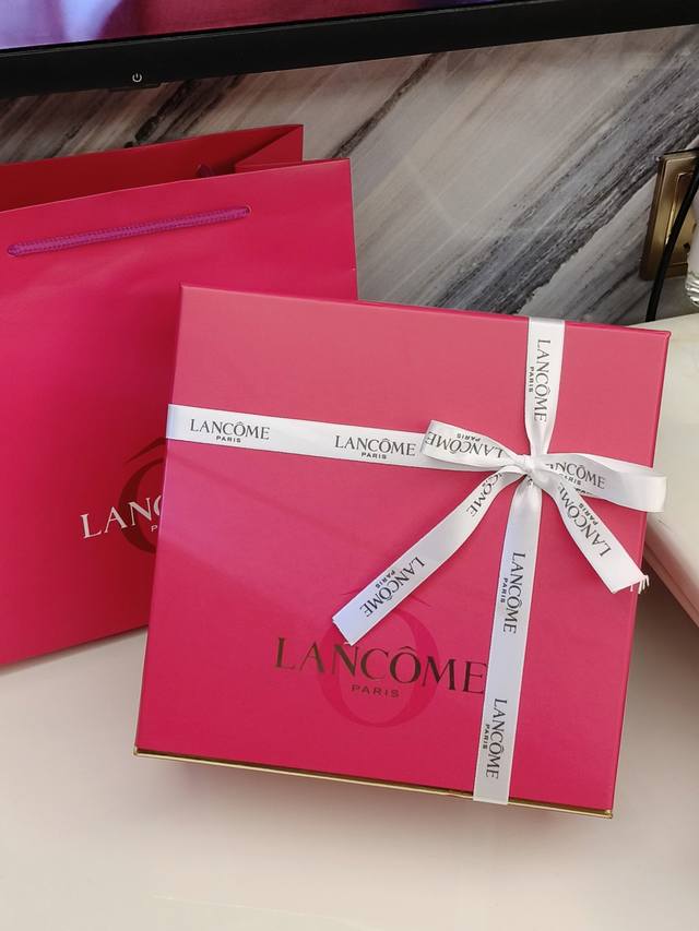 礼盒不优惠 ！#所有惊艳都经得起时间审视，甜蜜梦境，怦然心动，初见即是心动，开盖更是惊艳# Lancome兰蔻玫粉限定礼盒 掌柜重磅推荐！正儿八经渠D货源！咱家