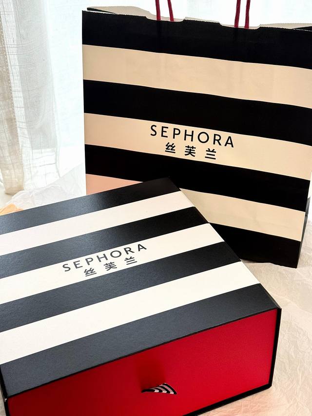 礼盒不优惠 ！专柜原单品质！#香奈儿秋天的第一个礼盒也太正规了吧# 丝芙兰专柜礼盒白N5洗面奶彩妆系列 掌柜重磅推荐给大家！买到就是赚到！正儿八经的渠D货源！毒