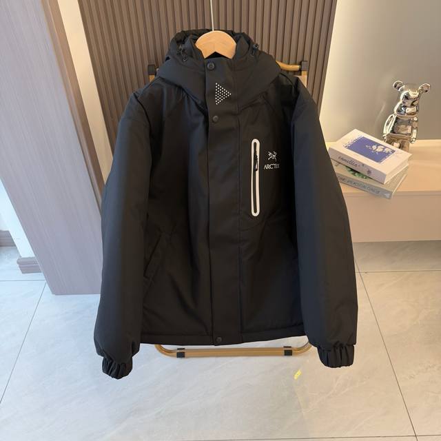 Arc‘Teryx 始祖鸟海外限定反光条棉衣,冬季新款棉服外套 DDD 经过设计师地批次纸板试穿才定下的宽松款式,让顾客穿着更加不受限制。 版型超级正 上身效果 Arc‘Teryx 始祖鸟海外限定反光条棉衣,冬季新款棉服外套 DDD 经过设计师地批次纸板试穿才定下的宽松款式,让顾客穿着更加不受限制。 版型超级正 上身效果