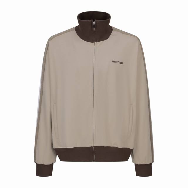 专柜1:1版本 ] DDD 品名: Miumiu缪缪 刺绣标识拉链翻领外套 DDD 款号：227 DDD 尺码：S-Xl DDD 颜色：杏色 DDD 面料：采用