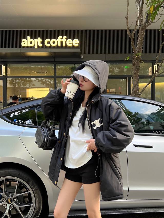 特价 DDD Celin* 赛琳 25Ss秋冬新款连帽凯旋门Logo中长款外套 DDD 连帽抽绳细节 经典凯旋门皮牌点缀 上身轻盈舒适不挑身材 小个子也能轻松驾