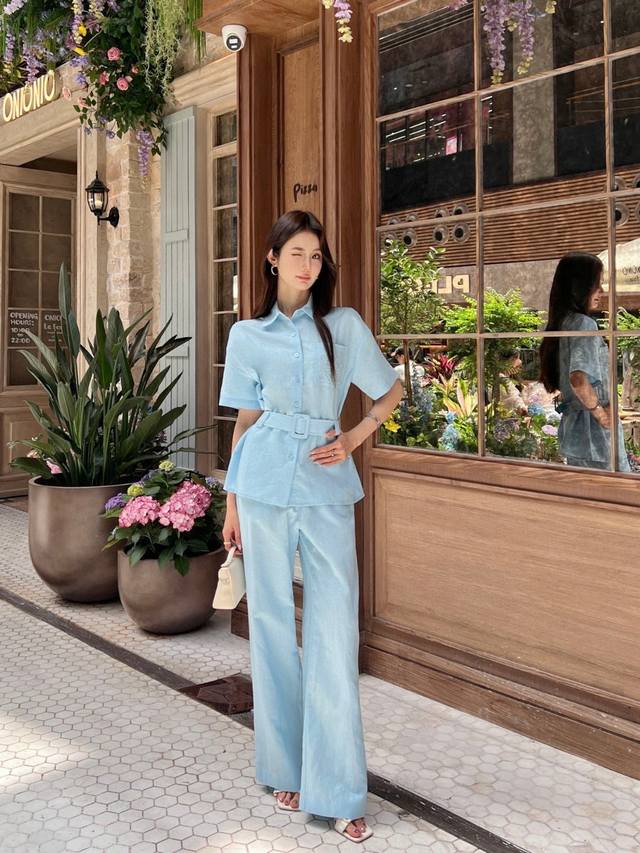 特价 天蓝色 DDD Loew* 罗意威 25Ss新款棉麻休闲套装 DDD 系带收腰短袖衬衫搭配松紧腰直筒长裤，衣身的刺绣小Logo低调奢华细节感满满，一套上身