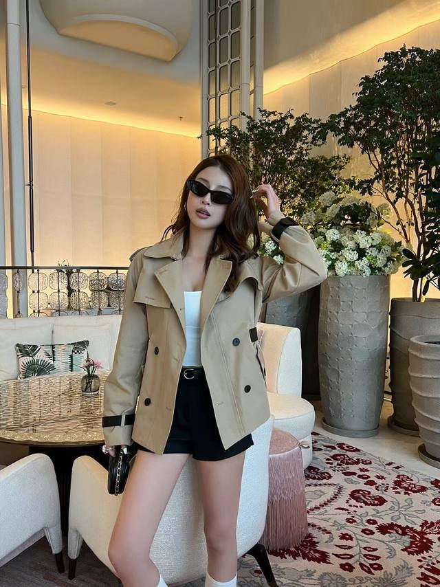 特价 DDD Dio* 迪奥 25Ss早秋新款皮扣收腰装饰短款风衣 DDD 率性而独特的卡其色，廓形加落肩的设计对各种身材的包容性都很高。轻薄挺括有型，上身自带