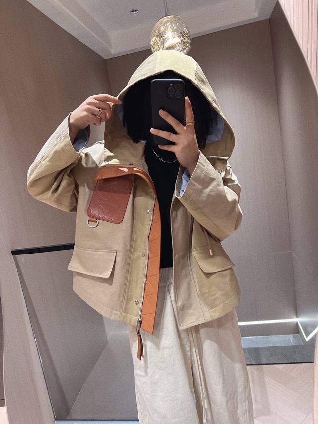 特价 DDD Lo*We 罗意威 23早秋新品复古丹宁短款连帽夹克外套 DDD 胸前压花工艺Logo，双色配色复古洗水工艺上身A爆啦！休闲连帽宽松版型不挑人百搭