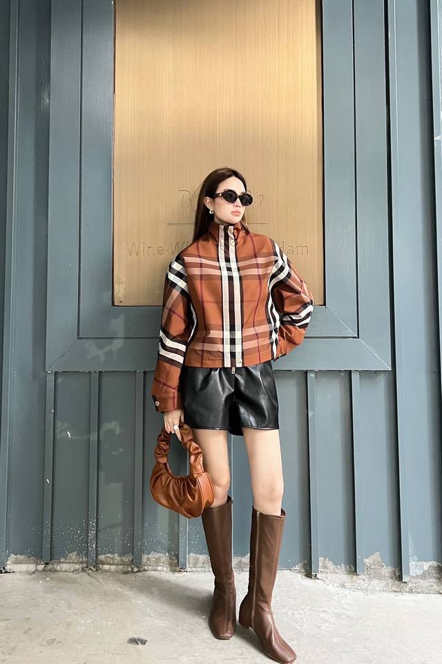 特价 DDD Bur 巴宝莉 新款经典格纹立领夹克外套 DDD 短款夹克落肩版型的设计 上身帅气又复古时髦 经典格纹百穿不过时 对于小个子女生也是轻松驾驭 整件