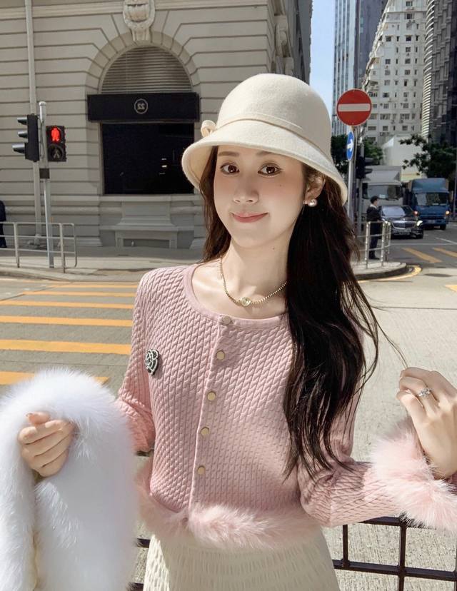 特价 粉 DDD Chane*L 小香 精致针织开衫 DDD 今天浅当下温柔小千金 DDD 这么穿好温柔好气质大姐姐Ya DDD 淡淡的粉色 干净的奶杏色都好爱