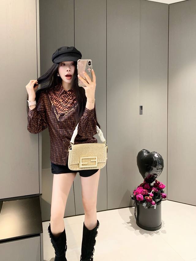 特价 DDD Fend* 芬迪 25早春新款老花字母衬衣～独家上新领口手缝五金装饰，模特上身均为大货实拍 DDD 顏色：咖色 DDD 码数：S M L DDD