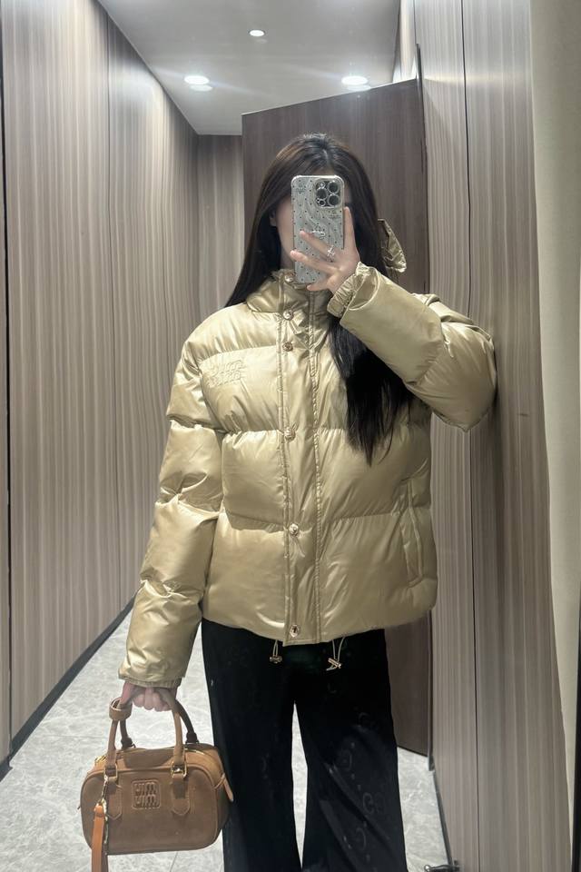 特价 卡其 DDD Miu 谬谬 新款棉服保暖防风 一件就可以过冬 百搭版型 一点都不挑人 DDD 颜色：黑色 卡其 DDD 码数；Sml DDD S码推荐：