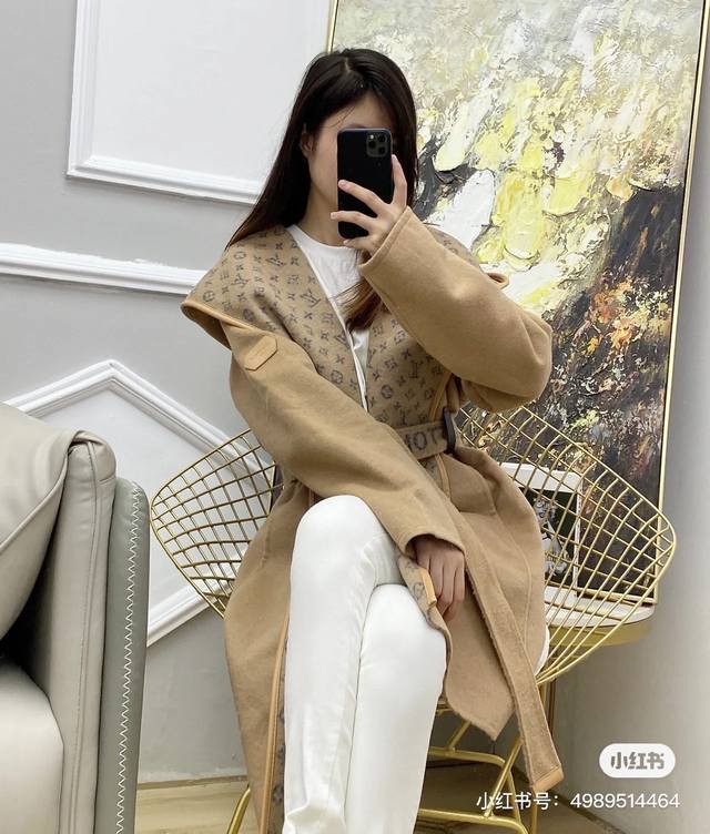 特价 卡其 DDD Lv驴 24Ss新款三色双面呢羊绒大衣 DDD 本款围裹大衣依托品牌双面工艺，以柔软轻盈的丝毛混纺包裹经典Monogram提花内里。皮革饰边