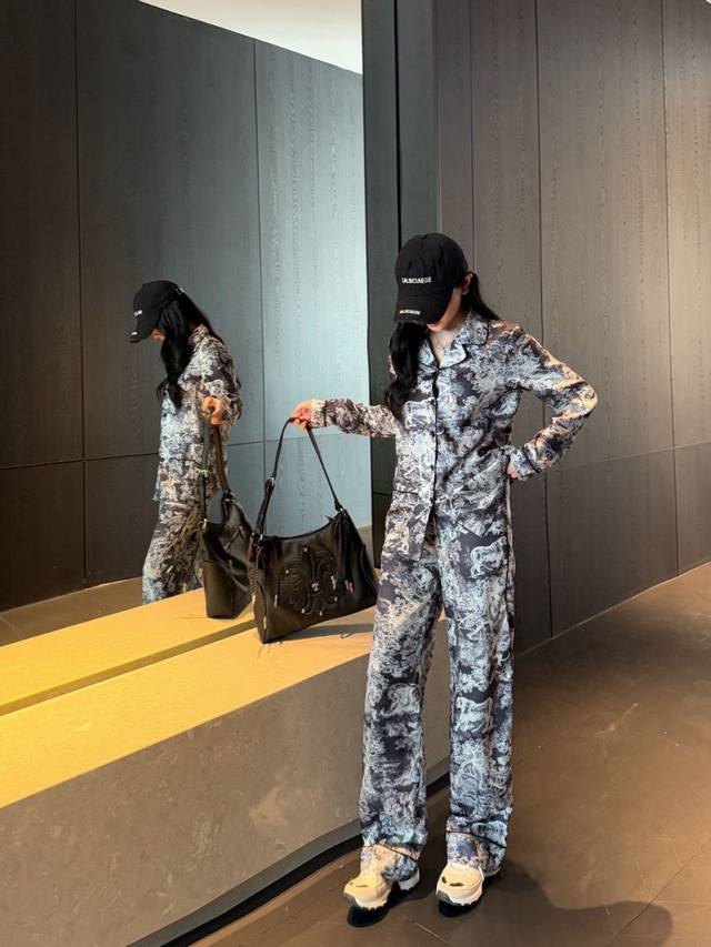 特价 套装 DDD Dio* 迪奥 25Ss动物园茹伊印花睡衣套装 DDD 简约中流露出高奢 整件衣服做工更是非常精细！美伦美幻 低调又要引人注目～ DDD 颜