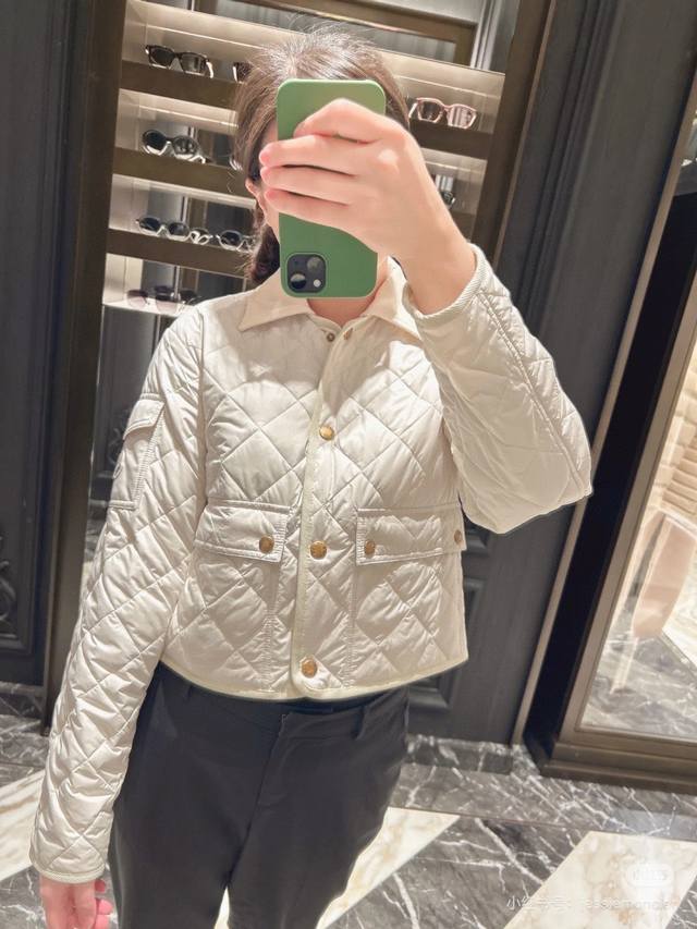 特价 白色 DDD Mc* 蒙口莱 菱形绗缝夹棉短款棉服小外套 DDD 英伦风百搭又帅气 轻盈保暖# DDD 颜色：白色 黑色 DDD 码数：Sml DDD S