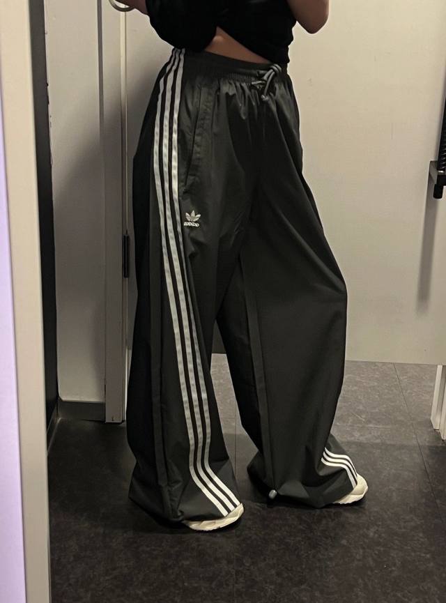 特价 DDD 阿迪 扭扭裤松弛感神裤～ DDD 真的毫不夸张 夏天必备单品 DDD 黑色修饰腿型 超级显瘦 DDD 百搭下装 面料轻薄舒适透气 DDD 颜色：黑