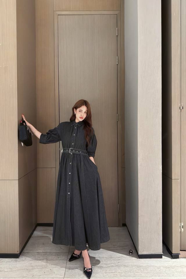 特价 DDD Dio* 迪奥 2025早春新品腰带牛仔衬衫连衣裙 DDD 定制Yb斜纹棉牛仔材质 肌理明显 柔软舒适 DDD 翻领衬衣裙剪裁 通体水洗感花灰色