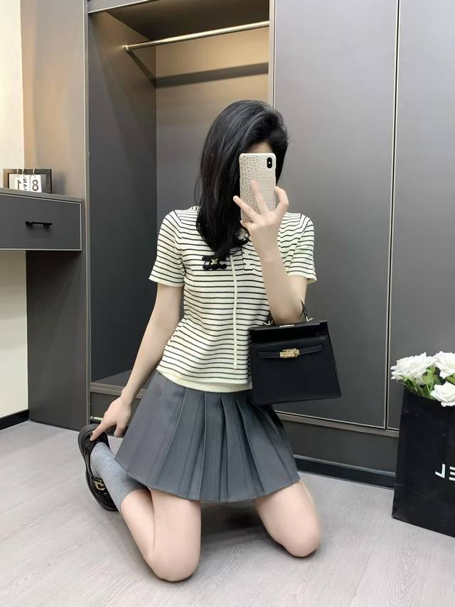 特价 DDD 赛琳Ce条纹假两件针织衫 DDD 连帽小心机假两件设计 提高腰线 打造高比例好身材 显高又显瘦 DDD 颜色：黑色 杏色 DDD 码数：S M L