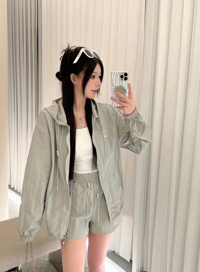 特价 套装 DDD 小香 中古风系列浅灰套装 DDD 浅灰色真的超级好看 简单又高级 真的好爱这件 DDD 颜色：浅灰色 DDD 尺码：Sml DDD S码推荐