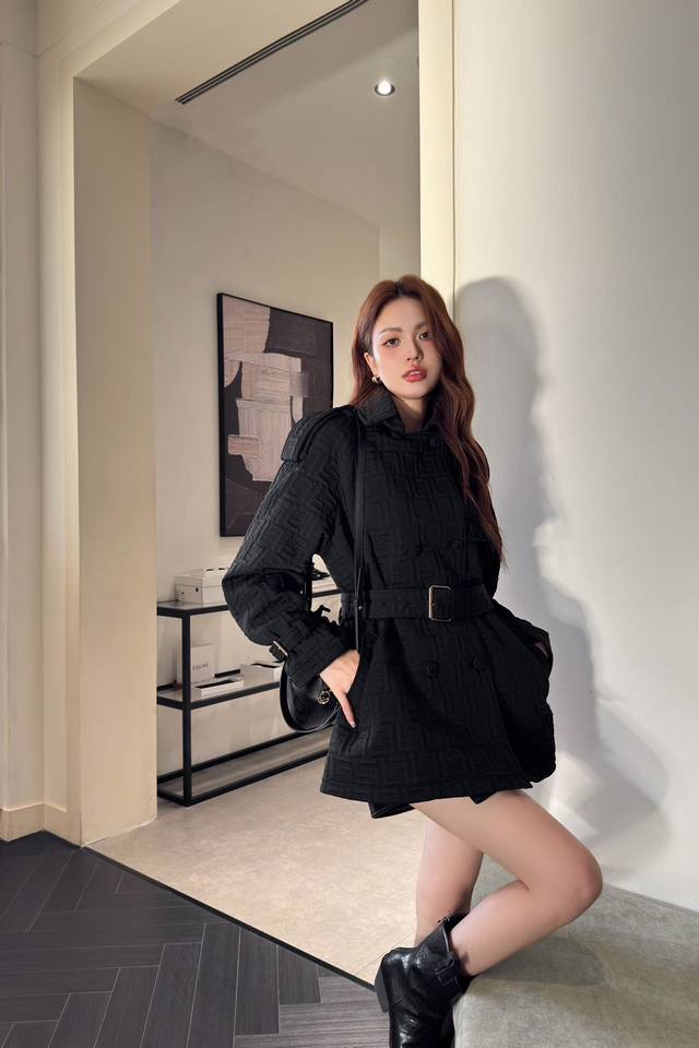 特价 DDD Fd 芬迪 25Ss新品上架浮雕腰带外套定制Yb进口材质 特殊工艺处理 呈现出立体浮雕满印图案装饰 彰显品牌调性 腰间腰带调节设计 增添造型层次感