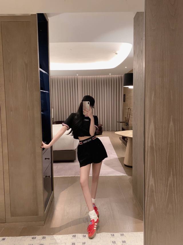 特价 黑色 DDD Miumi* 缪缪 25Ss刺绣字母定制螺纹领短袖T短裤套装 DDD 颜色：黑色 白色 DDD 尺码：S M L 见尾图 DDD