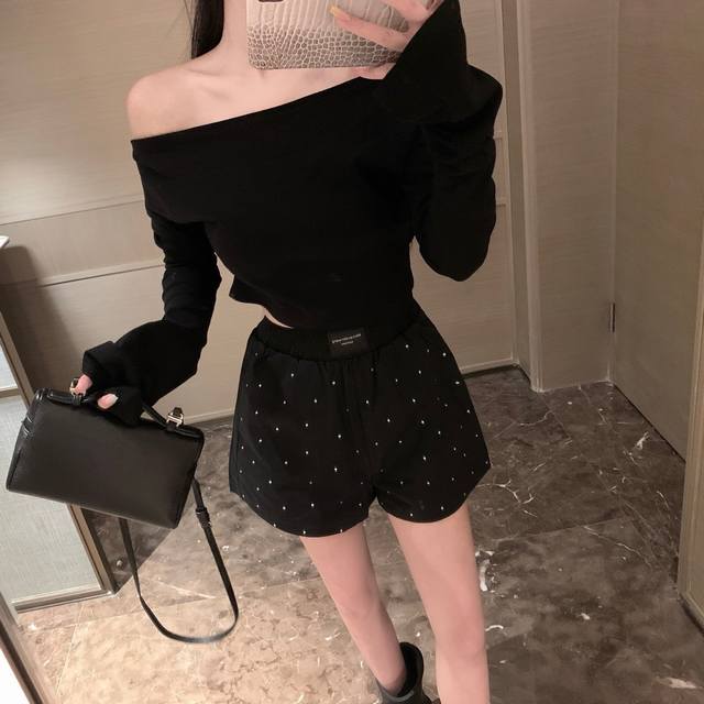 特价 黑色 DDD Alexand*Wang 大王 满幅烫钻订制织麦标短裤～～ DDD 超百搭显瘦，双色！！ DDD 颜色：黑色 白色 DDD 码数：Sml见尾