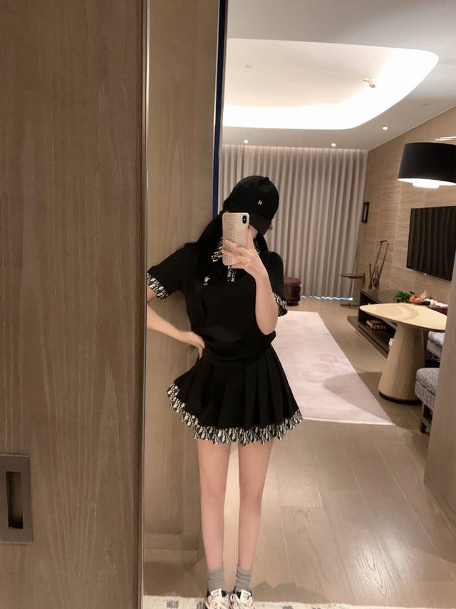 特价 黑色 DDD Dio* 迪奥 25Ss刺绣小蜜蜂拼接提花老花字母Polo短袖加百褶裙套装 DDD 颜色：白色 黑色 DDD 码数：Sml见尾图 DDD