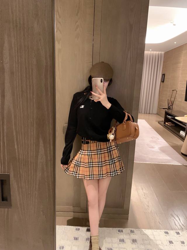 特价 半裙 DDD Burberr* 巴宝莉 早秋新款精致刺绣专Gui同款针织开衫外套经典格子减龄百褶裙～～ DDD 一套高级减龄～ DDD 颜色：灰色 黑色