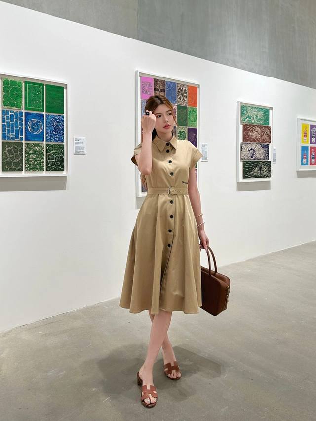 特价 卡其 DDD Diro 迪奥 25Ss新款翻领小飞袖连衣裙腰中字母绣花装饰 搭配腰带 气质款～ DDD 颜色：黑色 卡其 DDD 码数：S M L DDD