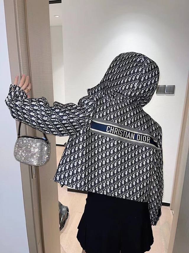 特价 DDD Dio* 迪奥 蓝色满D提花连帽夹克外套 DDD 工装口袋 背面Logo配色翻盖设计帅气又时髦！帽子可拆卸呈现出立领效果立体剪裁挺阔短装版型上身显