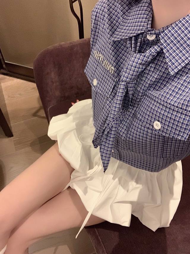特价 DDD Miumiu 缪缪 25Ss烫钻格衬衫，配领带～ DDD 颜色：蓝色 DDD 码数：见尾图 DDD