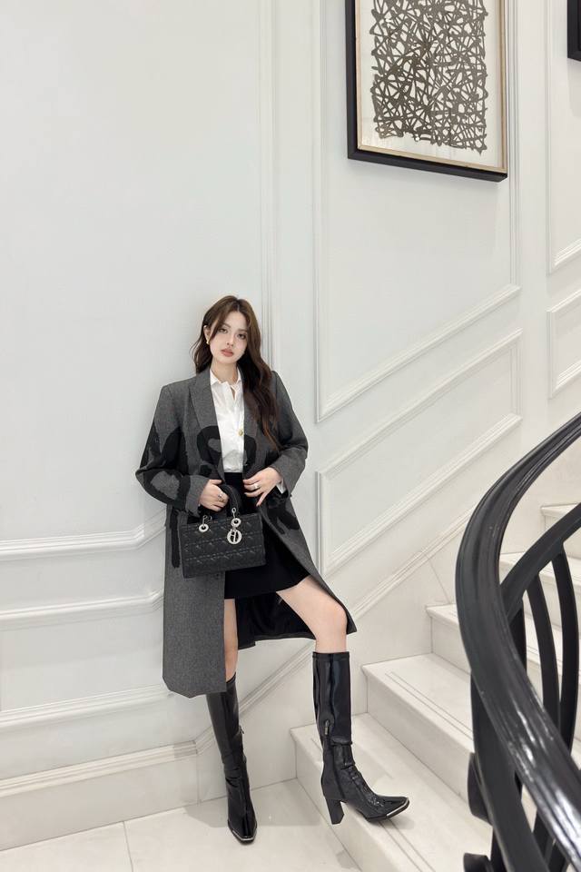 特价 DDD Dio* 迪奥 早秋新款翻领长款西装外套 DDD 定制Yb进口西装材质 挺括有型 质感高级 DDD 翻领长款西服外套 襟扣设计提升衣服层次感 DD