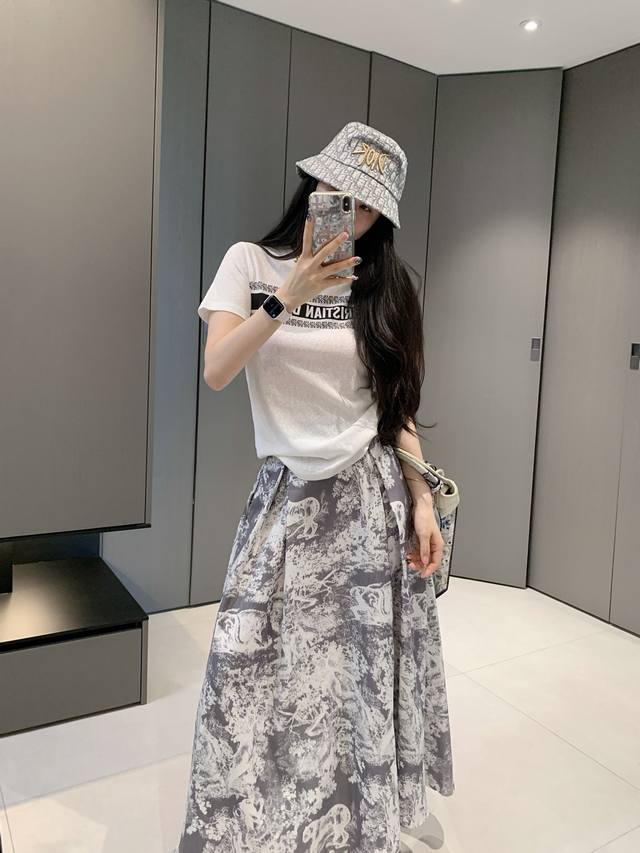 特价 DDD 迪奥 25Ss茹伊动物系列套裙 DDD 饰以标志性的茹伊森林印花，勾勒栩栩如生的效果，前后幅全部定位图案，采用棉质+混纺面料精心制作，A字大裙摆裁