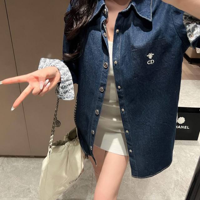 特价 DDD Diro 迪奥 小蜜蜂刺绣牛仔外套 DDD 不夸张的说！！！ DDD 本期超帅气的牛仔外套它来啦！ DDD 慵懒酷酷的松弛感直接拉满！！ DDD