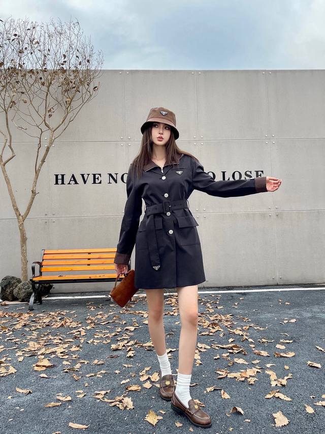 特价 DDD Prad* 普拉达 秋冬新款假两件风衣！ DDD 新品上新 Pd 23Ss秋冬新款 假两件设计单排扣长款风衣外套 拼接的风帽袖口 撞色高级感超赞