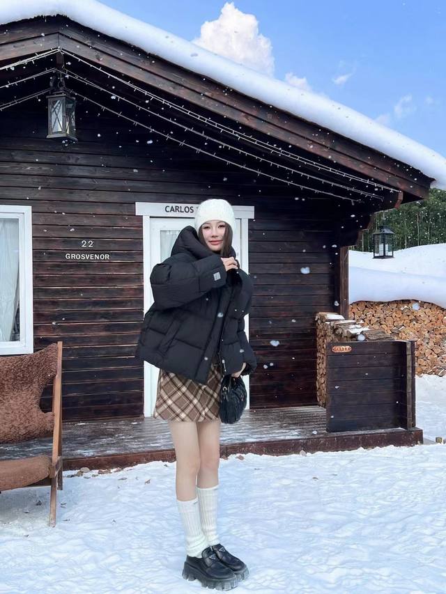 特价 黑色 DDD 独家首发 Max 24Ss秋冬最新款简约袖标装饰秋冬常规短款连帽棉服 DDD 经典立体H版型剪裁 经典时髦又帅气 原版字母Logo袖标装饰