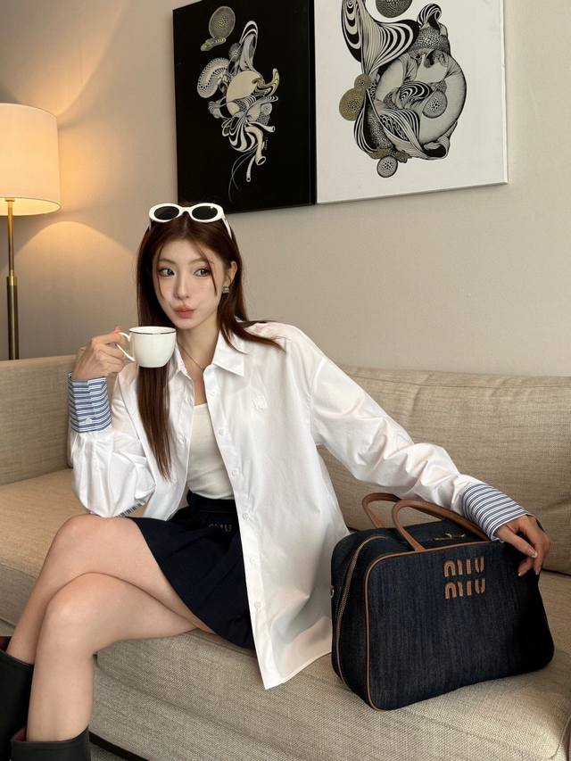 特价 DDD Aw 大王 肘部补丁设计衬衫～ DDD 袖口也是蓝色条纹拼接 很有设计感 一整个时髦Look 胸前刺绣徽标点缀细节！ DDD 颜色：白色 DDD