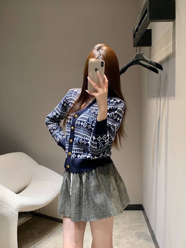 特别 套头 DDD Lv 驴 复古提花针织衫 DDD 复古配色+经典Mono花纹，低调又有辨识度。高品质混纺纱线，柔软保暖，秋冬穿超舒服 DDD 均码 DDD