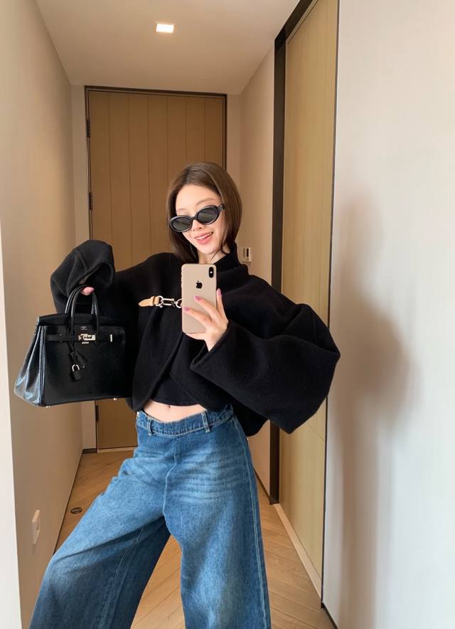 特价 黑色 DDD 驴 金属皮扣斗篷外套～ DDD 是心动的高级感穿搭～ DDD 面料立体有型 上身很飒 DDD 纯色简约的高级感 一眼爱上 DDD 很适合早秋