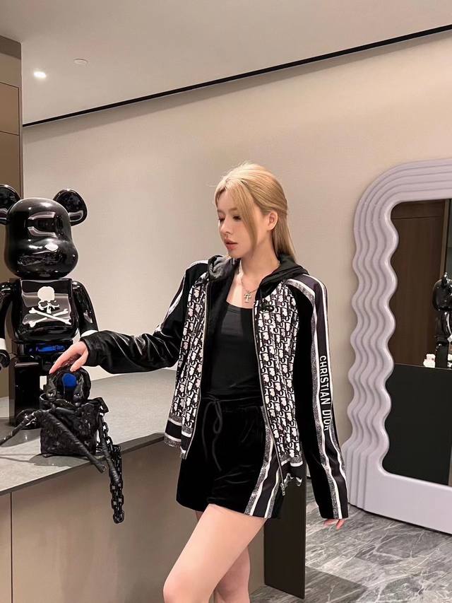 特价 DDD Dio* 迪奥 新品上架老花丝绒连帽套装 DDD 定制Yb进口丝绒材质 光泽质感不易沾灰 经典老花呼应 常规连帽外套搭配洋气短裤 一套高级慵懒风