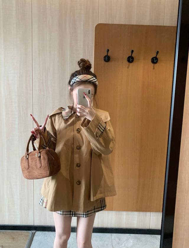 特价 外套 DDD Bbr 巴宝莉 格纹斗篷风衣+短裙套装 DDD 这款风衣真的是太爱了，格纹元素超级经典，复古又时尚。连帽设计不仅增加了时尚感，还能在有风的日