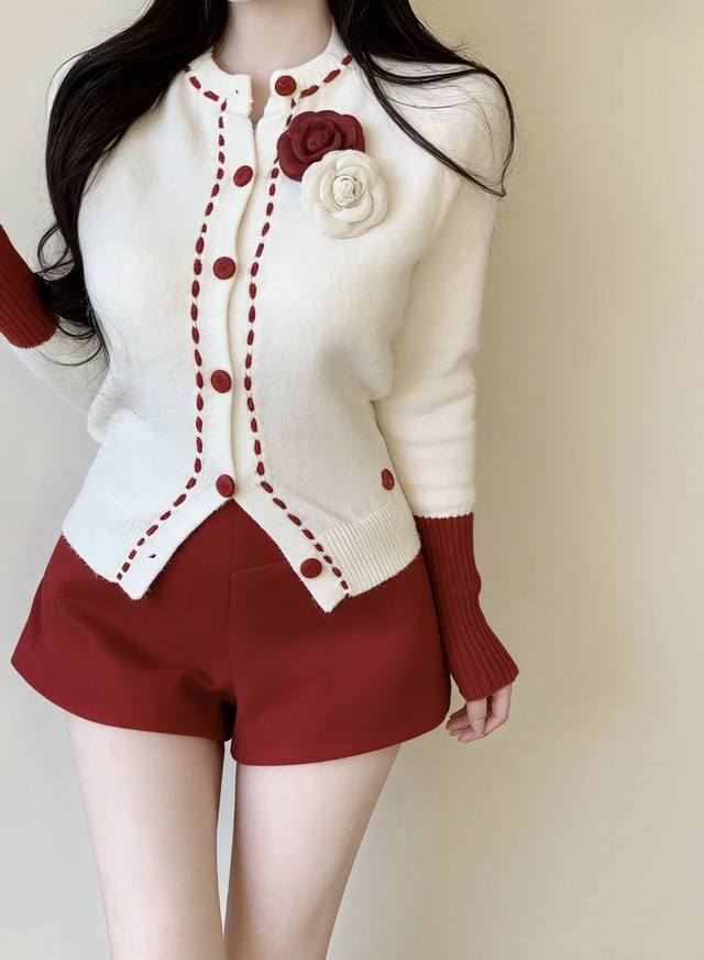 特价 DDD * 小香 山茶花撞色软糯千金感针织开衫 DDD 温柔白 DDD 小香风针织开衫外套，米白色调超温柔 山茶花点缀法式优雅感 粗针钩织材质柔软舒适 早