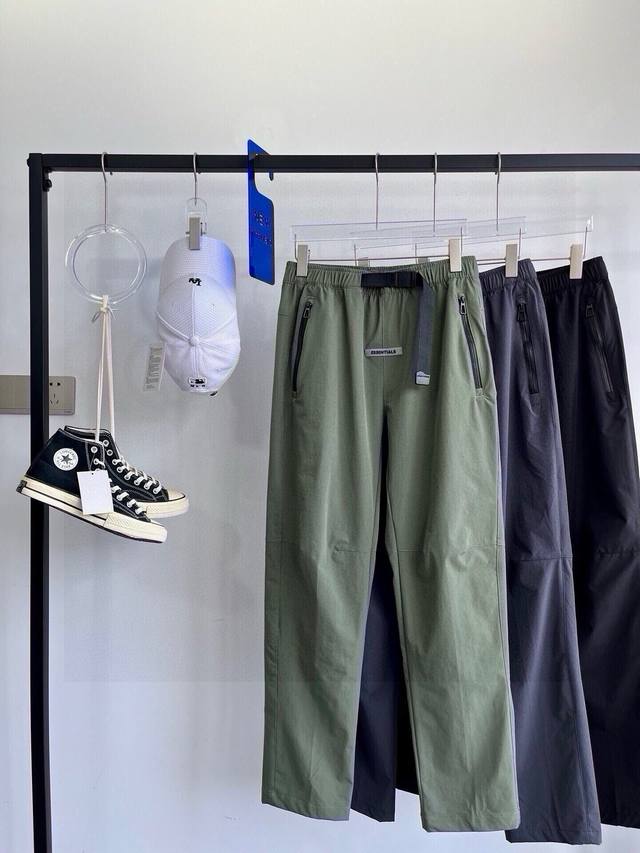 Fog卡扣腰带工装裤 DDD Fog Essentials Fear Of God 卡扣腰带工装裤直筒裤，版型超正的百搭神裤，上身巨好看，搭配经典皮标设计，经典