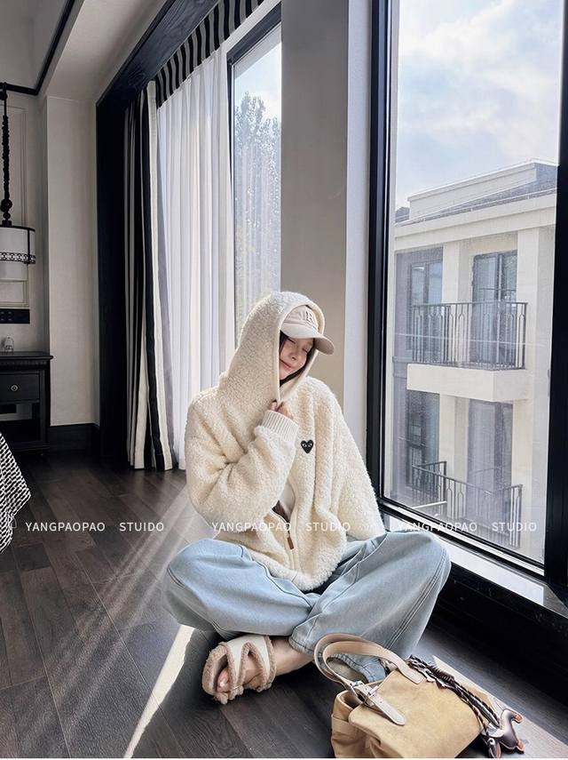 特价 。Play Comme Des Garcons川久保玲 DDD 冬日软糯封神！川久保玲圈圈羊羔毛外套，暖到不想脱 DDD 谁懂冬天对“软乎乎又不臃肿”外套