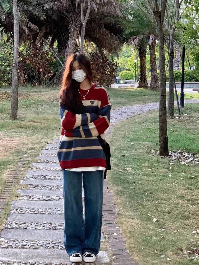 特价 。Play Comme Des Garcons川久保玲 DDD 条纹拼色潮流圆领宽松毛衣，是这个季节的时尚主角！我们为你带来了这款精心设计的毛衣，采用文艺