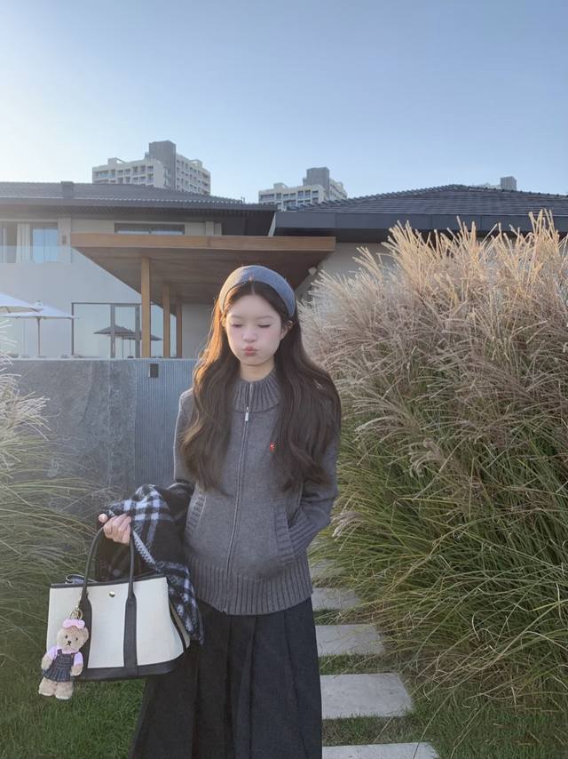 特价 。Play Comme Des Garcons川久保玲新款 DDD 秋冬百搭王炸单品，好穿到想直接焊到身上！ DDD 甄选羊毛混纺的纱线，触感柔滑细腻，贴