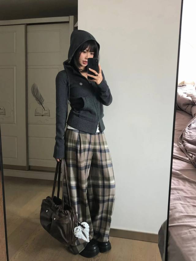 特价 。Lululemon 露露乐檬 DDD 时尚复古风 复古撞色格子连帽针织外套 DDD 宝子们，今天一定要给大家分享这款超美的复古撞色格子连帽针织外套，修身