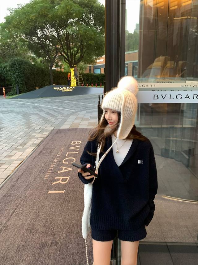 特价 。只有蓝色。Miumiu缪缪 套装 DDD 高品质的羊毛柔软纤长 DDD 蓬松有弹性，轻暖舒适 DDD Miumiu风慵懒柔软，毛衫温暖御寒 DDD 赋予