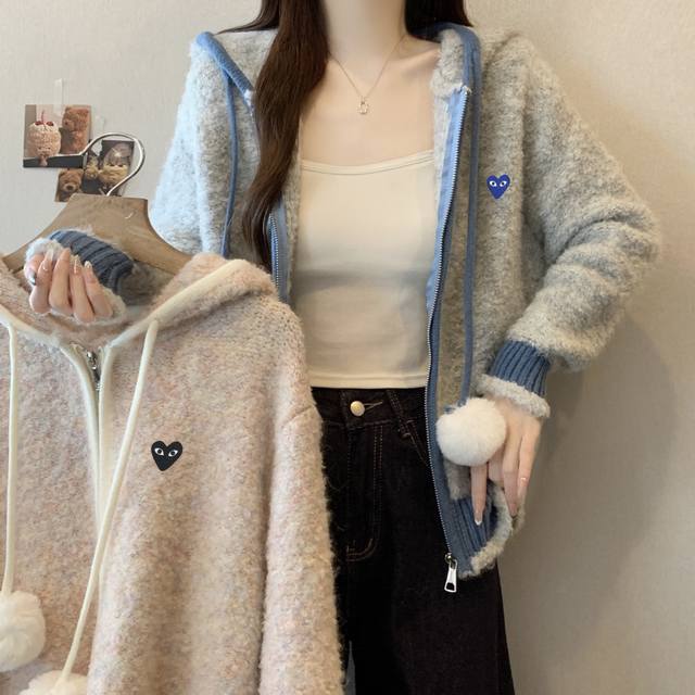 特价 。只有粉色。Play Comme Des Garcons川久保玲 DDD 萌趣细节拉满，标志性与实用性兼具 DDD 圈圈毛球 + 连帽，氛围感十足：衣身采