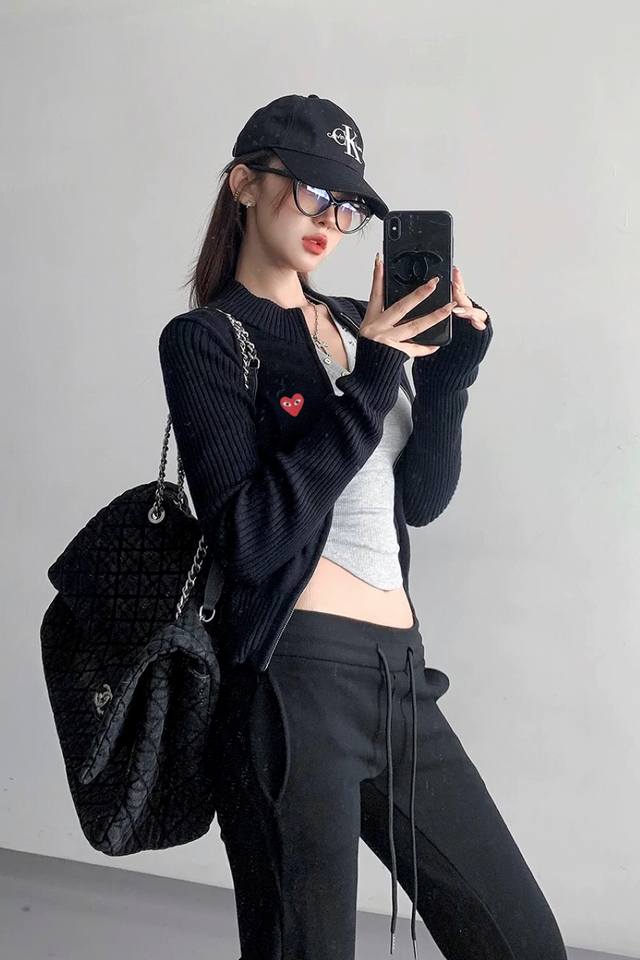 特价 。Play Comme Des Garcons川久保玲新 DDD 家人们！今天一定要给大家强烈推荐这款超美的毛衣针织开衫外套女款！秋季新款，修身拉链上衣，