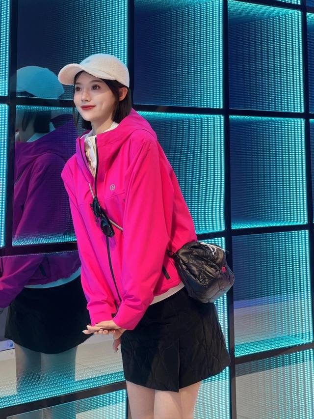 特价 。Lululemon露露乐檬 DDD 美到失语！Lululemon 电光玫红冲锋衣，户外显眼包天花板 DDD 宝子们！Lululemon 这款电光玫红冲锋