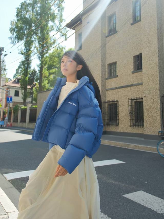 特价 。Miumiu 缪缪羽绒服 新国标95白鸭绒 DDD 在讲究女性美学的潮流时代中羽绒服的花瓣帽更添吸睛亮点蓬松充绒 + 宽松版型简约经典的设计 + 别具一