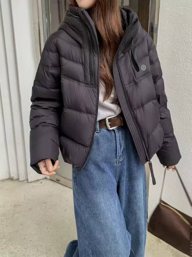 特价 。只有黑色。Lululemon 露露乐檬 DDD 小个子本命！Lululemon 2025 短款羽绒，暖而不肿还减龄 DDD 谁懂小个子冬天买羽绒服的痛！